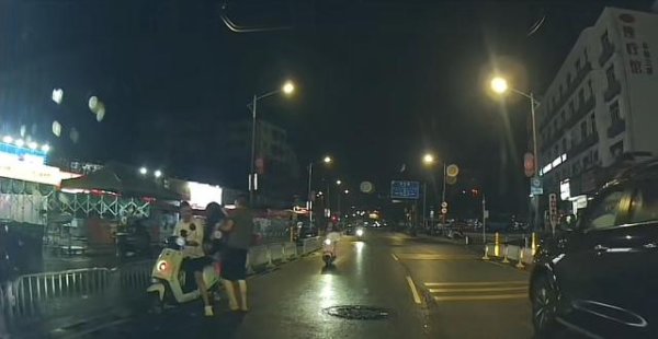 诚金资产 三男子凌晨街头欲将一疑似醉酒女子抬上车，路过车主及时喝止并送派出所，深圳警方回应