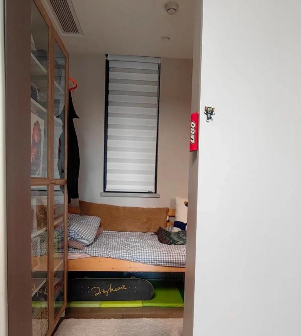 牛小散 男子晒出4㎡小卧室，布置得“满满当当”，因收纳太厉害而走红！